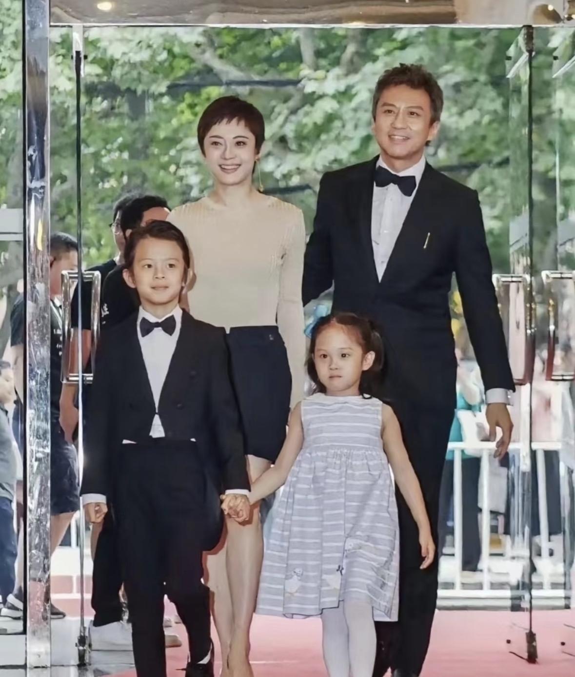 在娱乐圈，
孙俪和邓超简直是神奇的存在，
别人结婚恨不得隐婚，
他们俩不一样，大