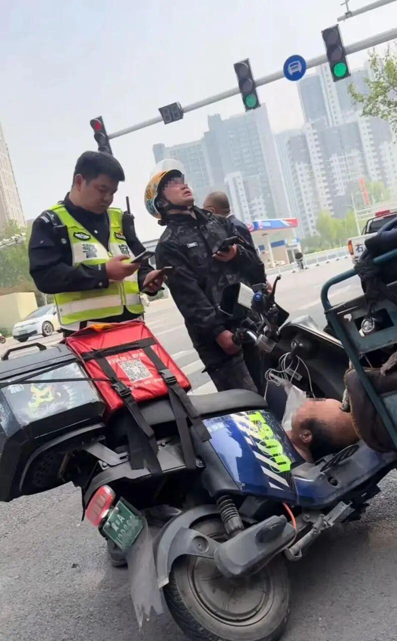 看哭全网！石家庄外卖小哥撞人急哭，交警自掏200元解围，真相太好哭😭
 
4月