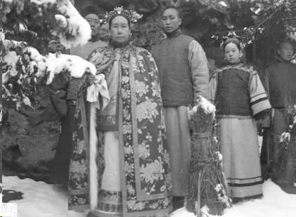 1901年，慈禧为讨好洋人，下令军机大臣赵舒翘自尽。早上8点，赵舒翘先后吞下黄金