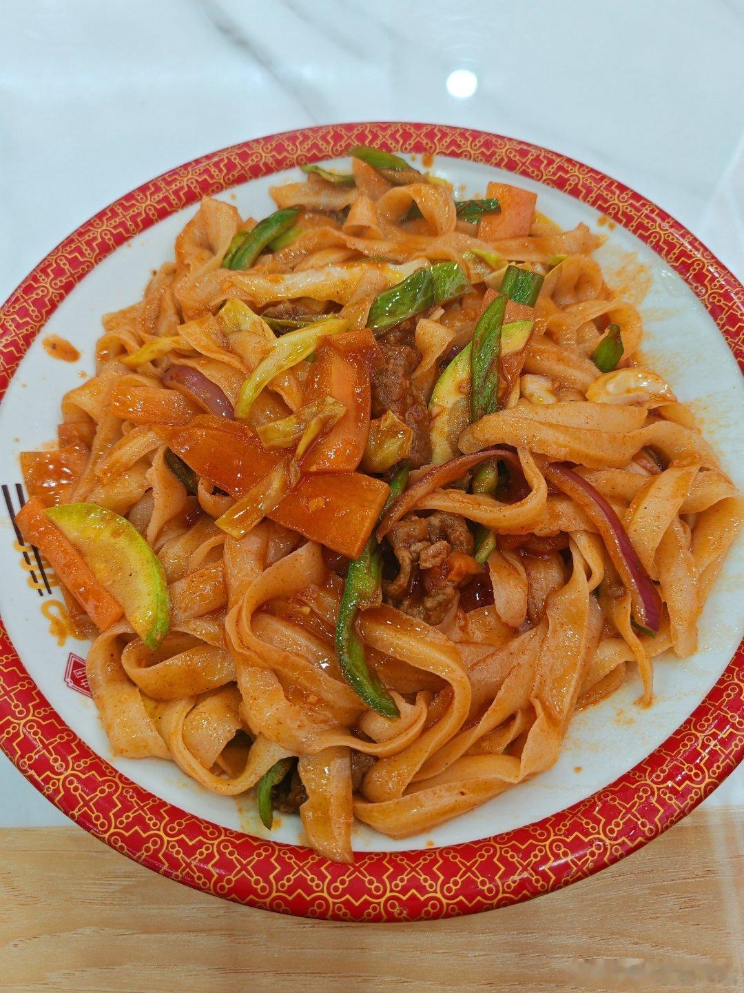 中午吃个牛肉刀削面，18块钱，肉太少了，