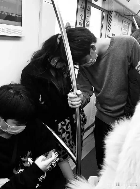 地铁藏龙卧虎
奇葩事儿一箩筐
中年男子与阿姨
为口袋位置
吵了六个站
战斗力惊人