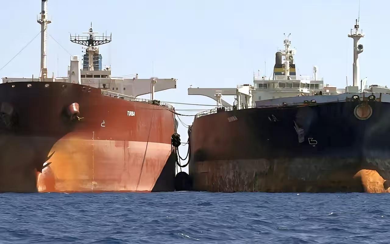 美国封锁海峡第一天失败了！
4月14日，据路透社的消息称，在特朗普宣布封锁霍尔木