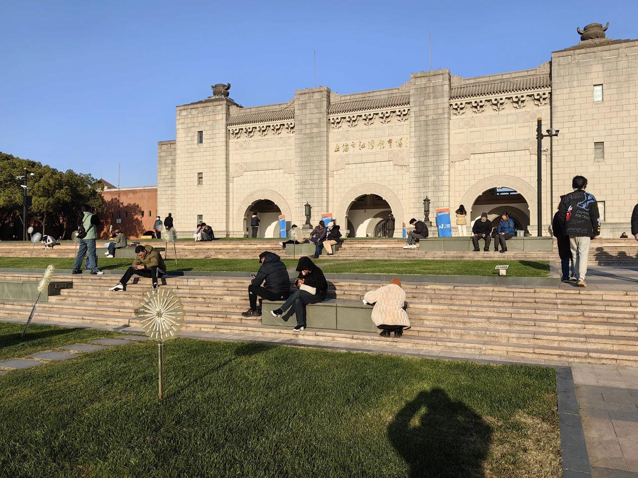 江湾体育场虽是上世纪30年代的建筑，看上去却依旧宏伟壮观，可容纳四万多观众，环形