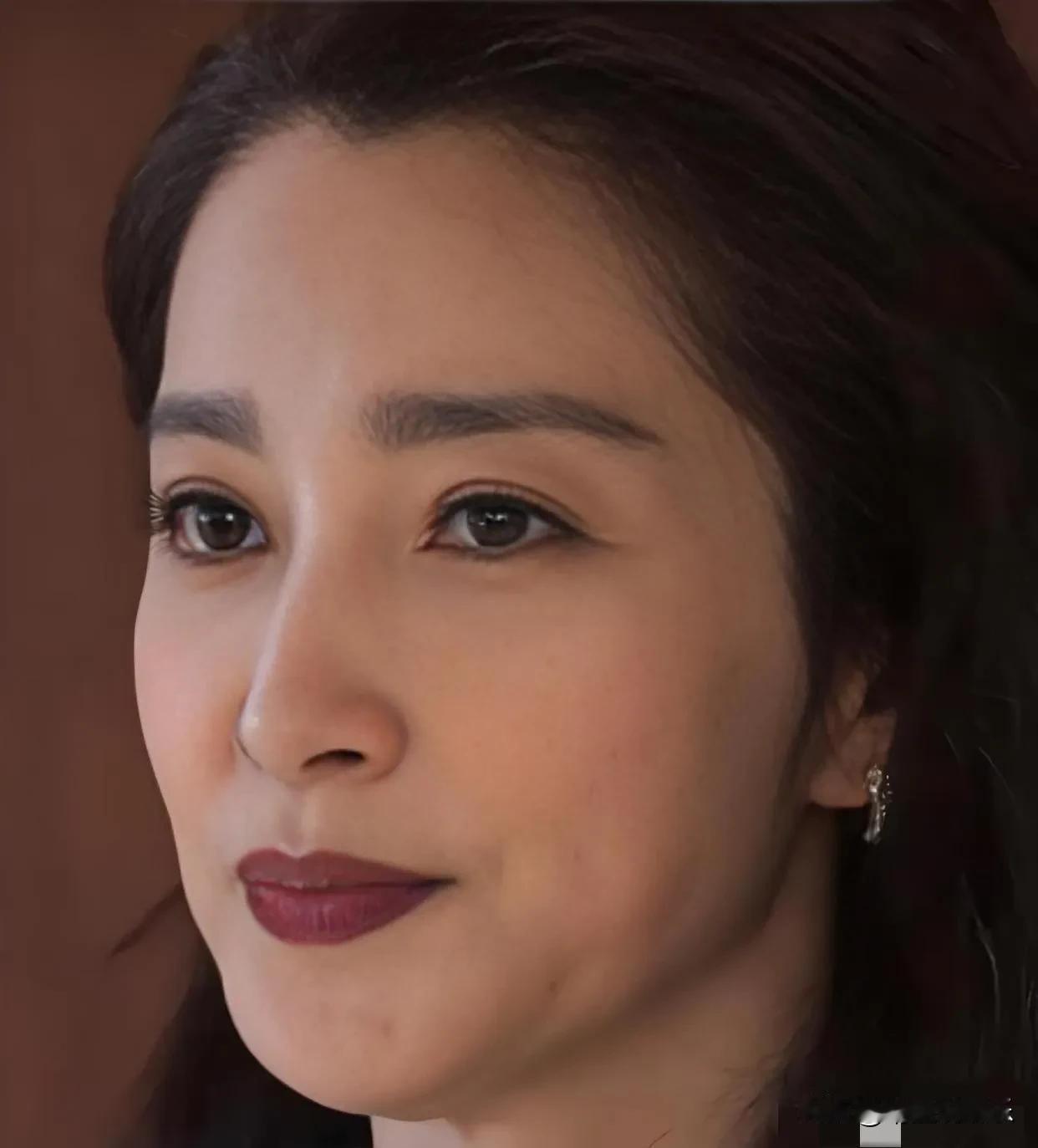 不容易呀！52岁李冰冰终于与“容貌焦虑”和解了，
经历了《巨齿鲨》中的脸僵和一些