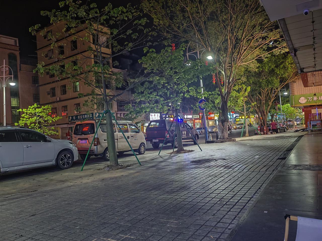 夜晚的街景，车流不息，灯火通明，繁华都市的缩影。