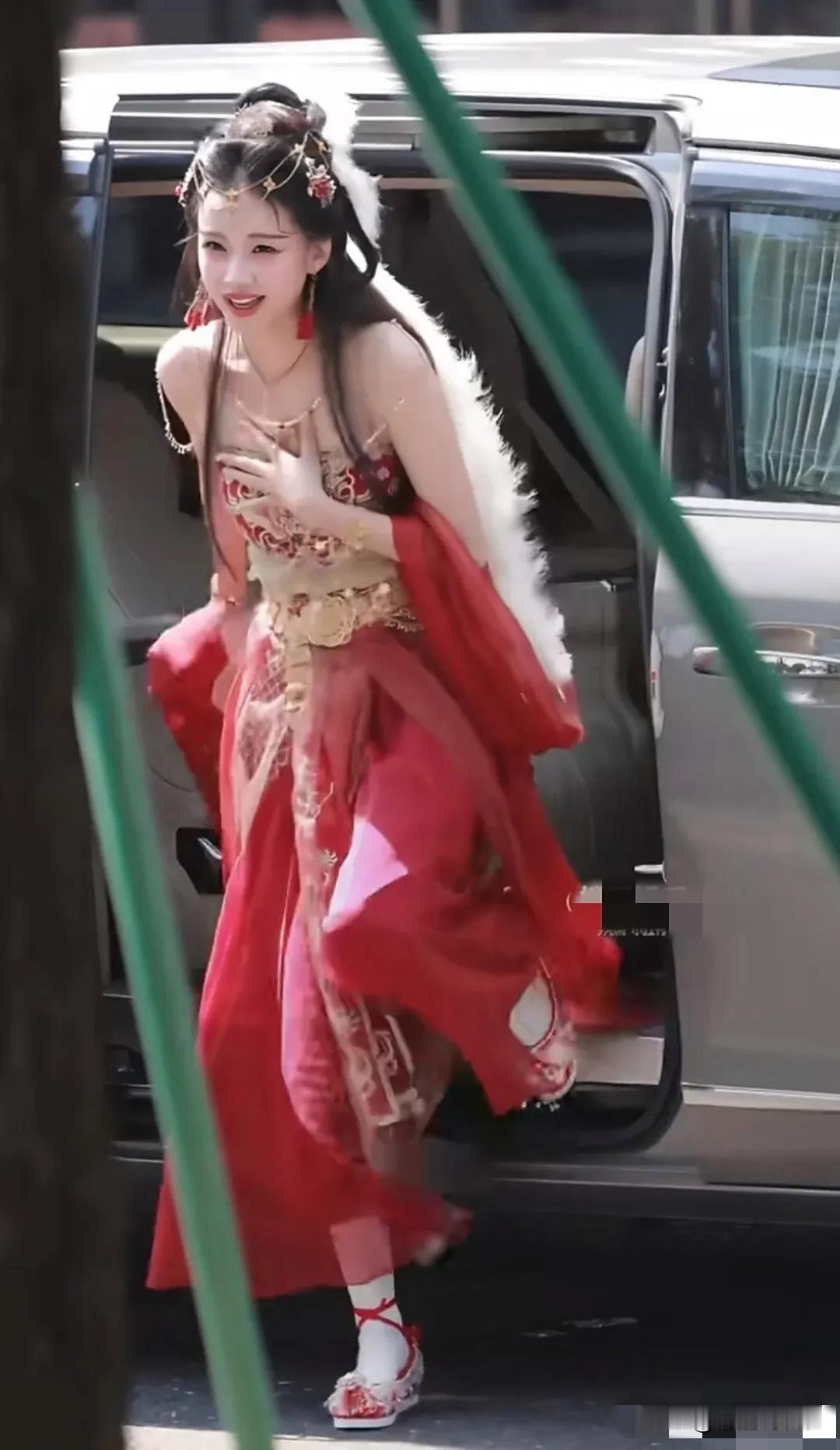 虽然孙怡不会做饭
但她是颜值身材确实吸引人
这就难怪董子健会对她一见钟情了，
当