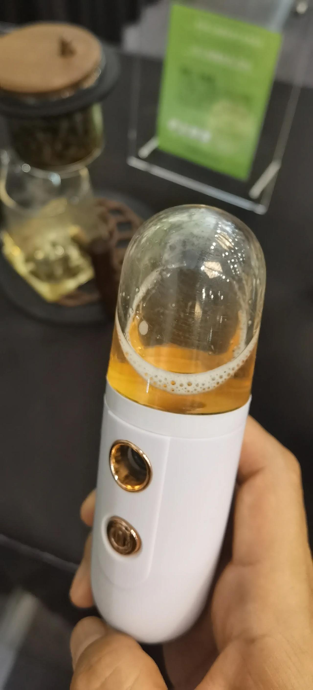这玩意儿，要不是在茶产业博览会上看到的，指定会以为是一个香水摆件。
但因为是摆在