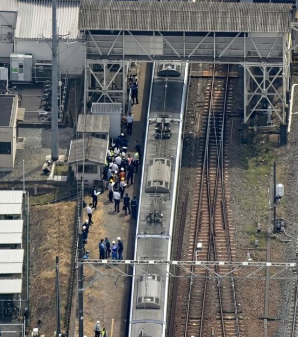 日本一列特快列车进站时撞击四人致死

日本一列进入车站的特快列车，撞上了正在铁路