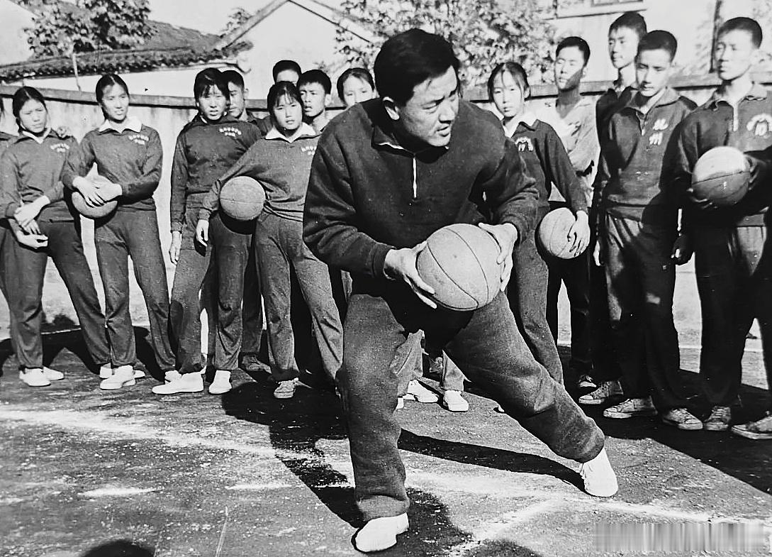 篮球捡史 1973年全国篮球联赛第二阶段杭州赛区，前中国男篮国手、现任广州部队篮