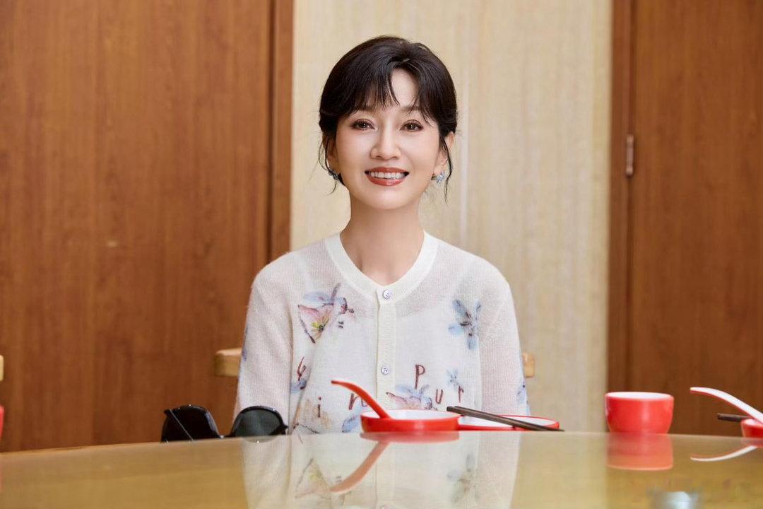 赵雅芝优雅依旧，岁月从未辜负这份温婉气质。 
