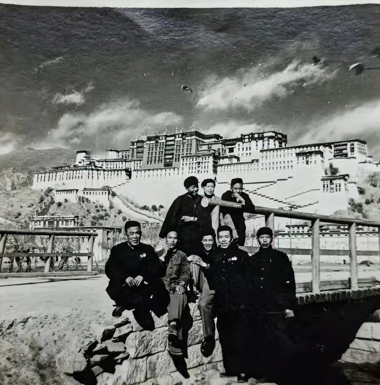 #分享一张证明你去过西藏的照片#拉萨，1955年。布达拉宫留影。