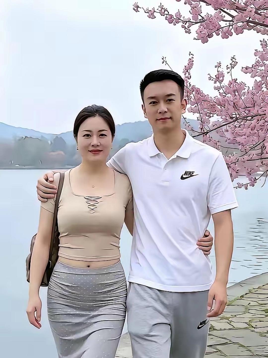 谁能看出来俩人啥关系吗？