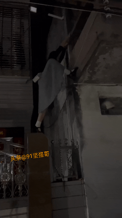 以后再也不敢小看女生了！穿着裙子，身手都比我好！