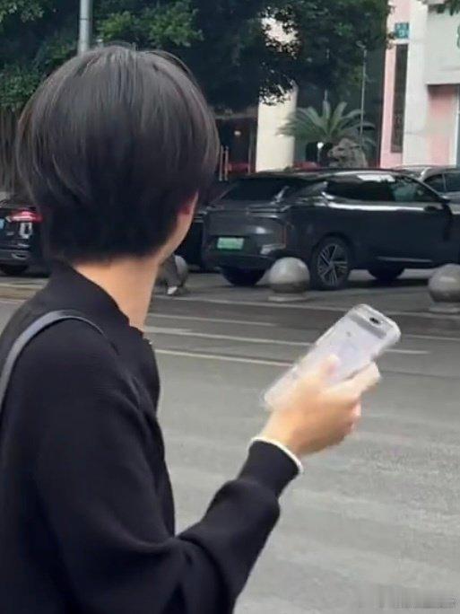 王橹杰看似拍私生其实是在打车王橹杰其实是在打车 王橹杰看似拍私生其实是在打车，就