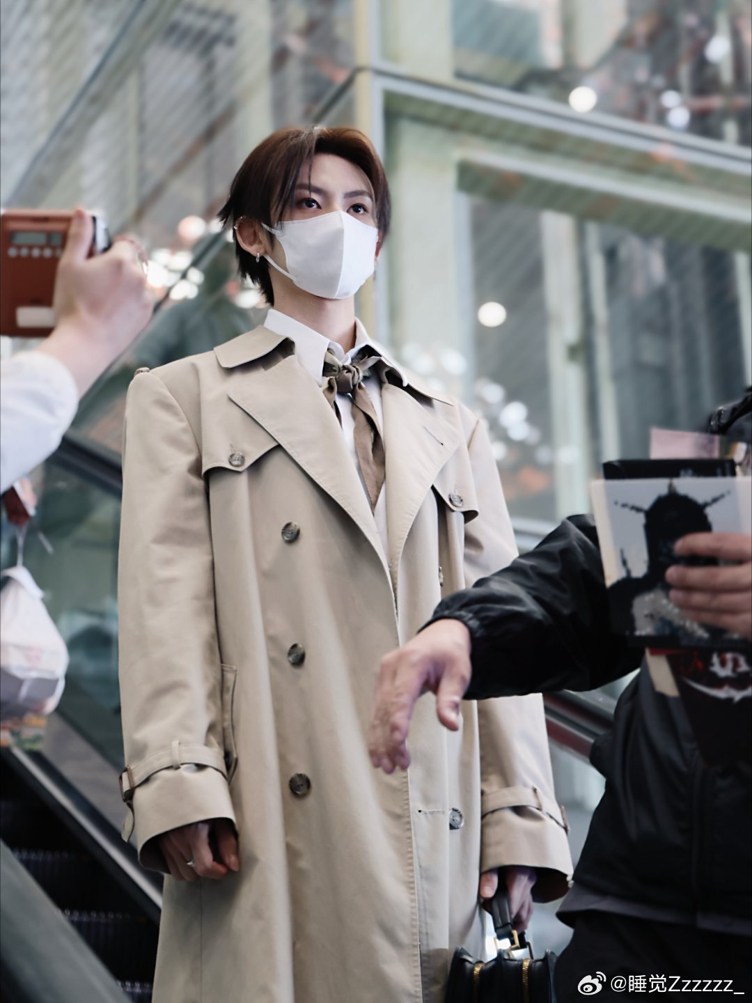 小鬼路透机场变秀场利落穿搭搭配出众身形，举手投足尽显潮范，即便身处机场也如同走秀