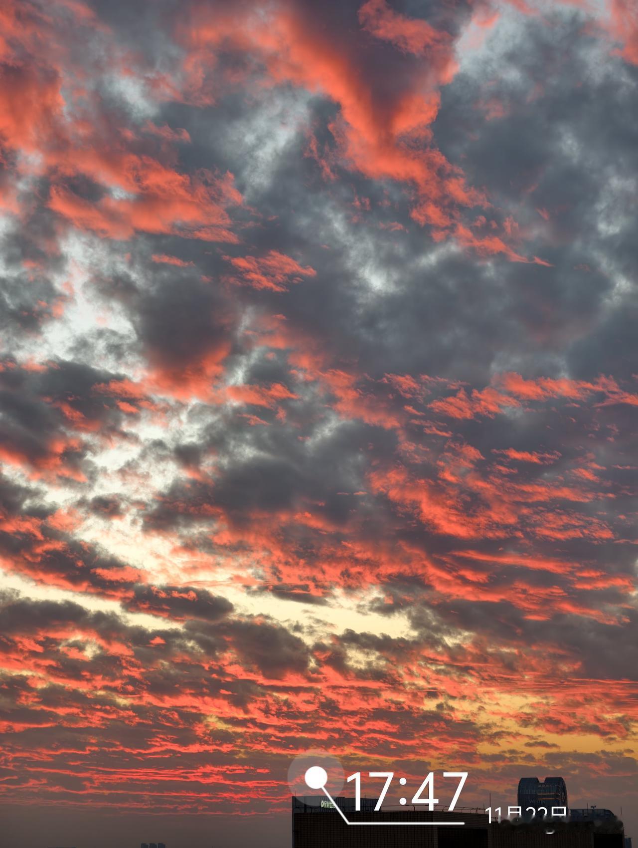 今晚广州的火烧云太震撼，极灿烂的橙和厚重的灰，让国画里的顶级配色具象化，仿佛走进