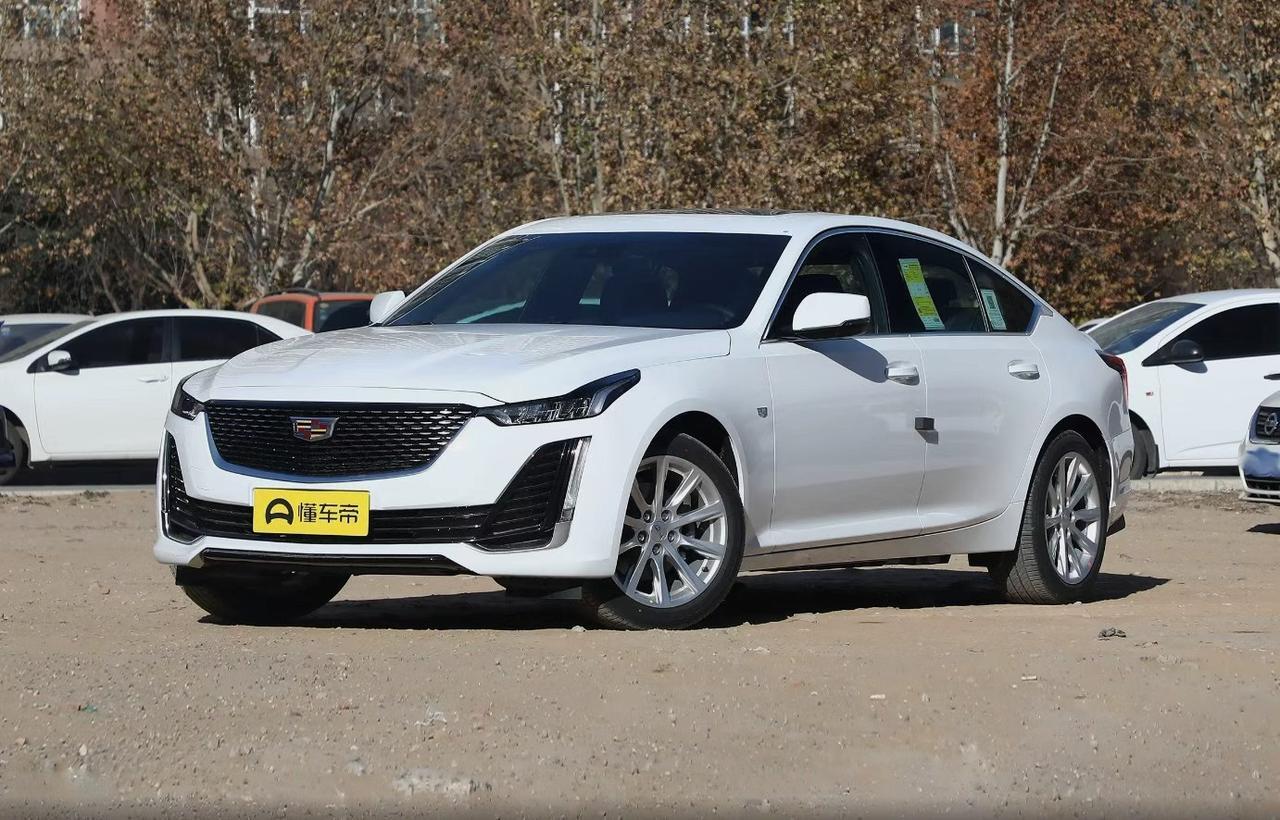 周末陪表弟去看车，他一眼相中了停车场里那台银色凯迪拉克CT5，问我：