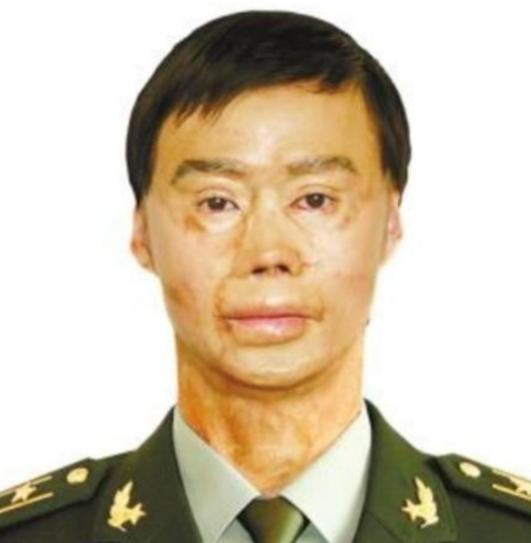 1995年，一名解放军战士在乘车回部队的途中，劝司机不要停下加油，但司机执意停下