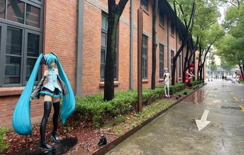 《芭比》并没有打拳呐，除了讲了女性的不易还讲了男性的不易，女性只是不被pua怎么