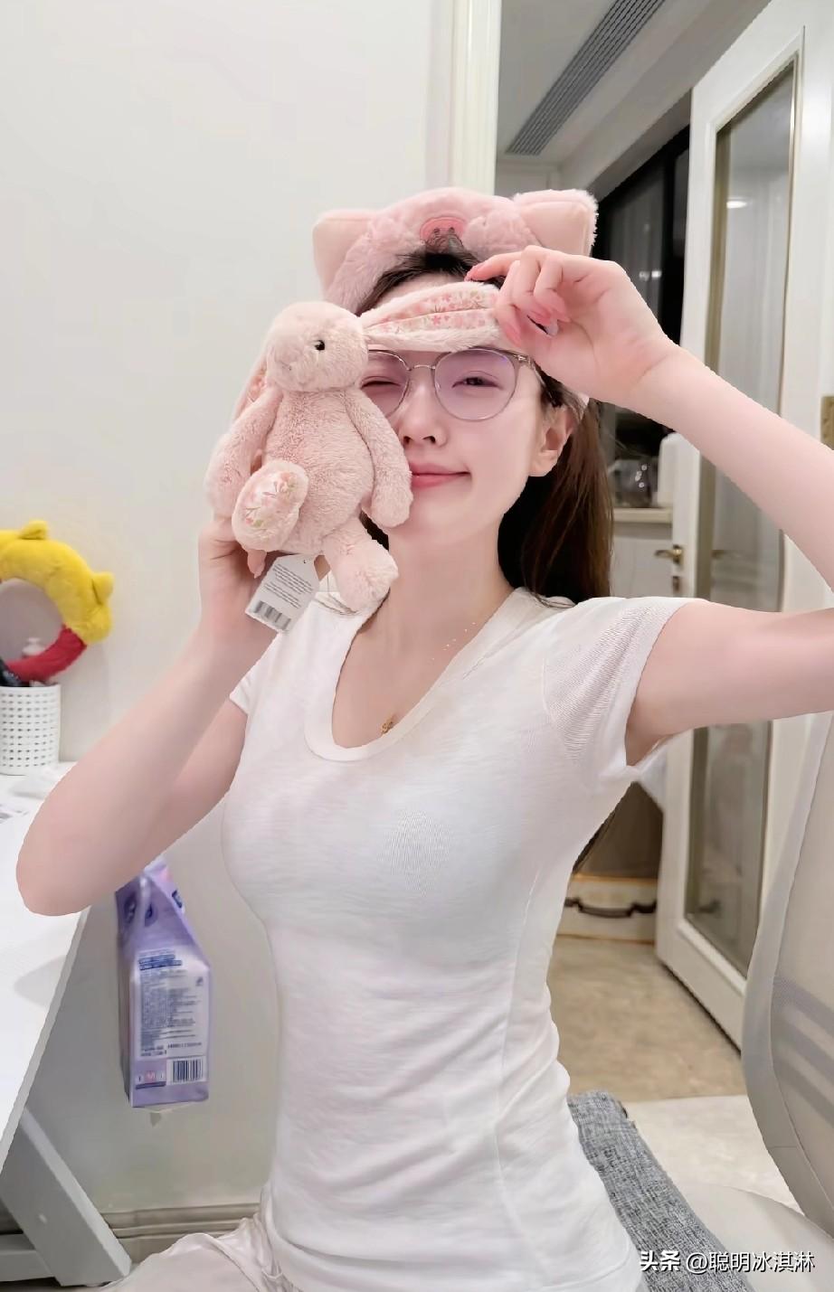 少女可爱兔兔头饰，萌趣眼镜，元气满满的一天！