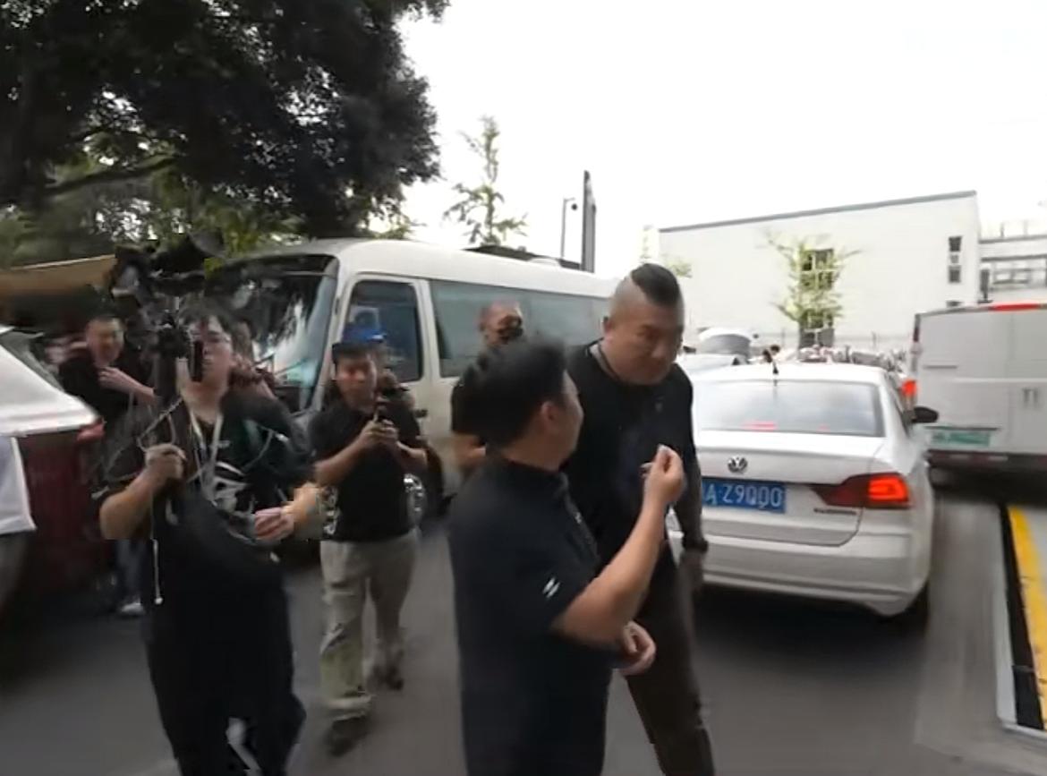 张雪和台湾省网红“馆长”梦幻联动，这波“赚便宜”的不是馆长，而是张雪。

该说不