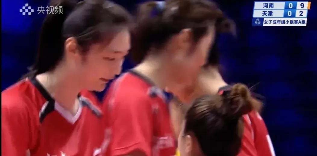 朱婷带领河南女排11：2领先李盈莹、姚迪、王媛媛领衔的天津女排，河南女排的梦幻开