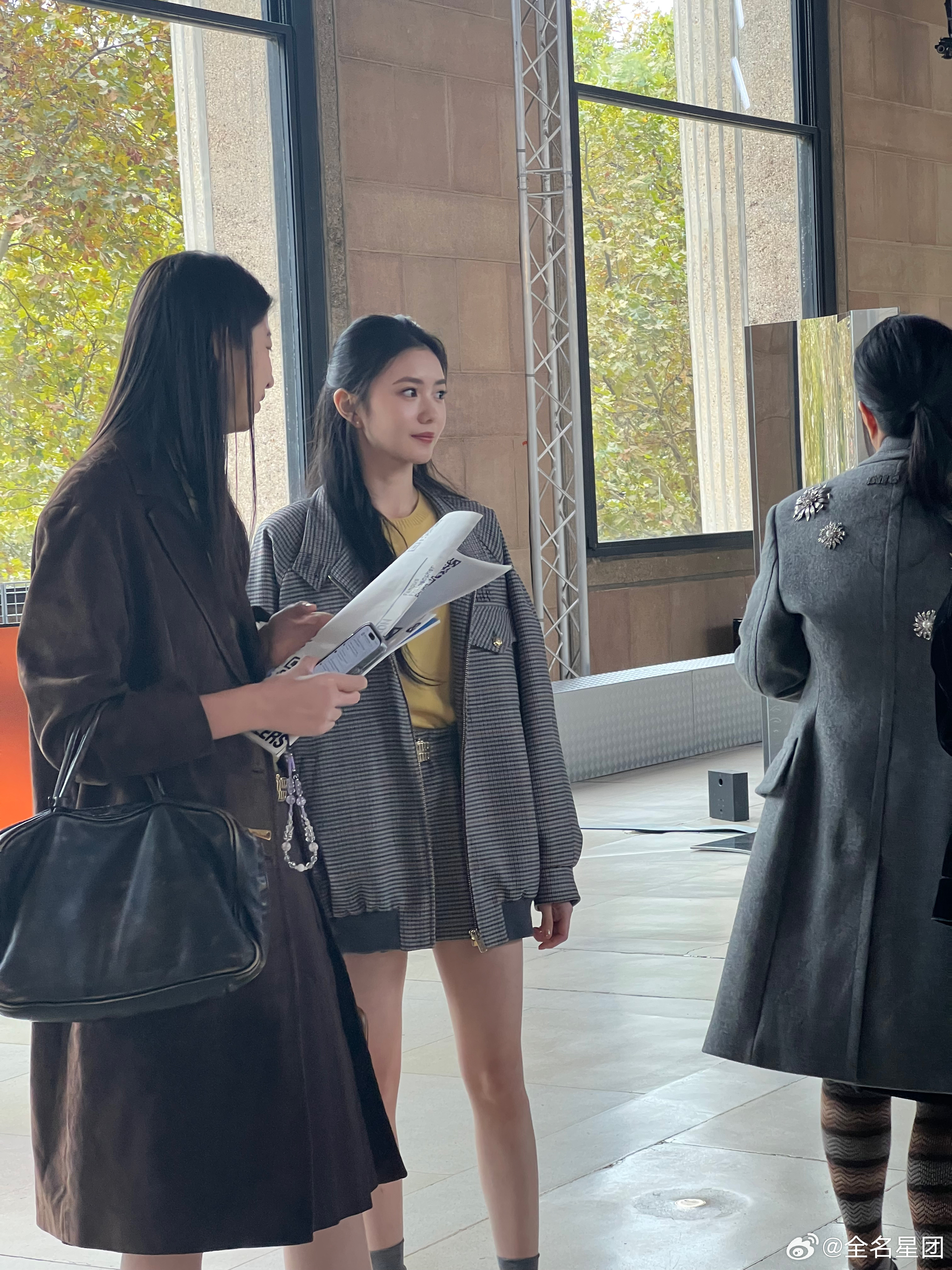 #偶遇刘浩存巴黎看展##偶遇刘浩存MiuMiu看展# 存子在巴黎看展的画面太美了