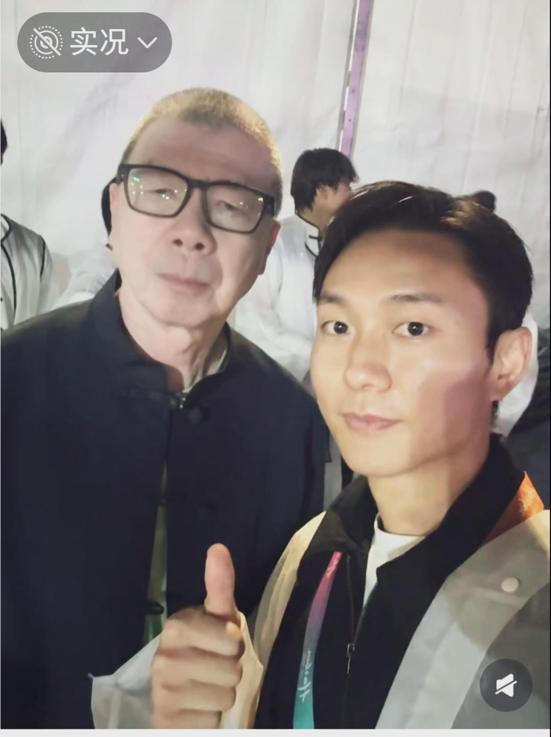 冯小刚导演皮肤白了，也瘦了不少！感觉眼神很凶，不太好惹的样子！