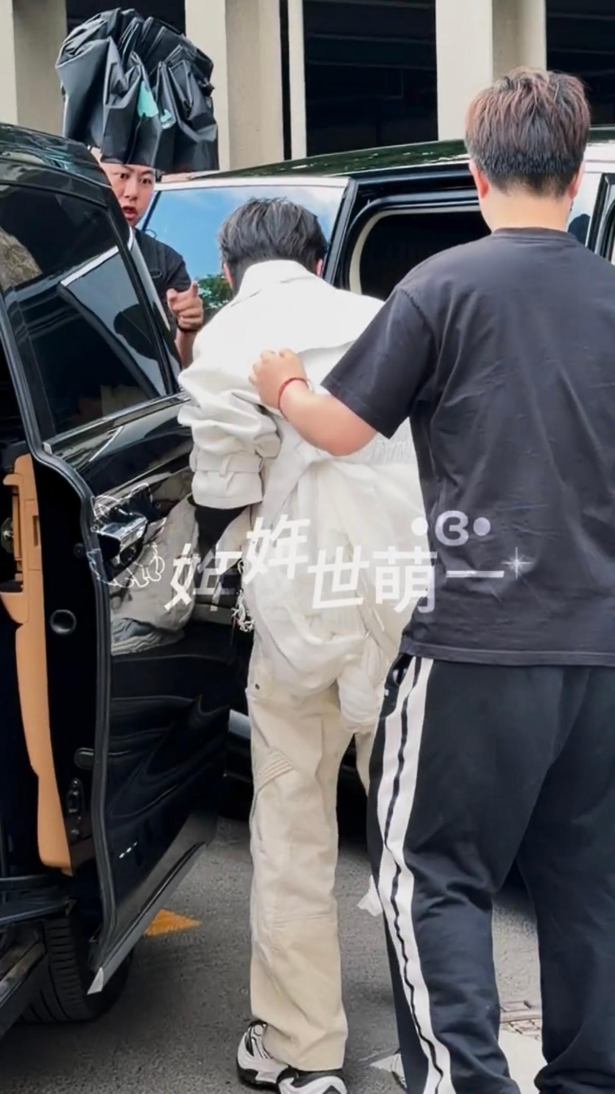 感觉后面的纱很长诶🥺走路都要绑起来 