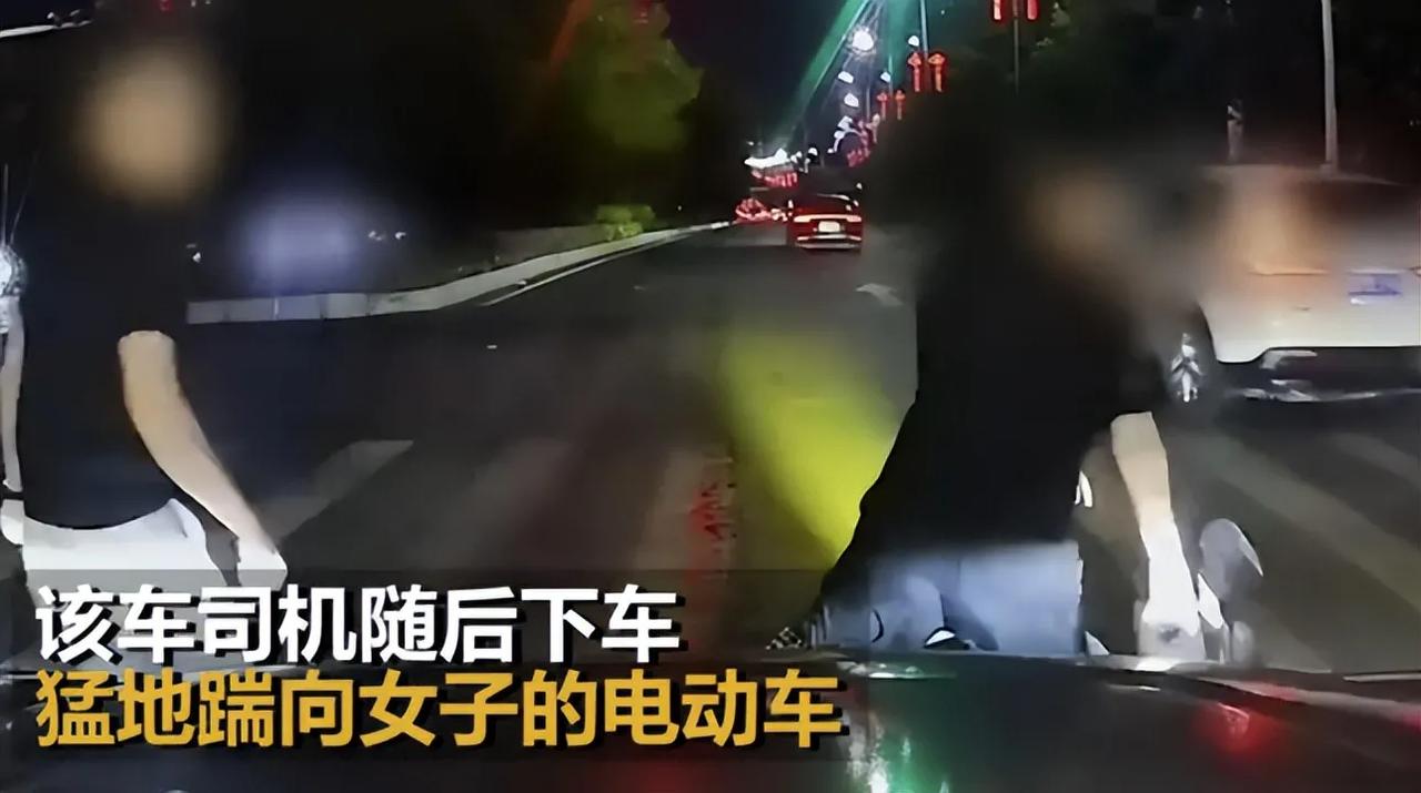 一名孕妇骑电动车占道并多次别车，后车司机情绪失控后踹翻其车辆。目前司机首次发声，