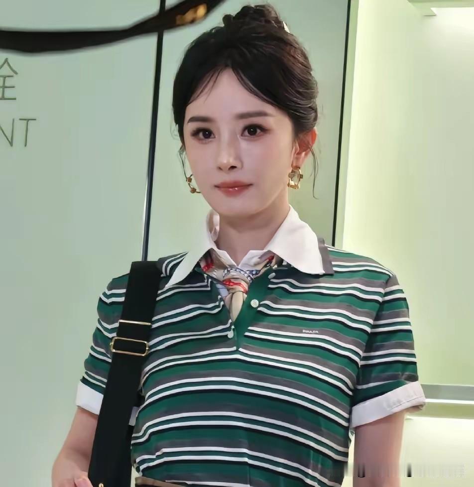 四十岁咋了？在杨幂这儿，年龄压根不是绊脚石，反倒成了加分项！
现身顶奢活动，穿搭