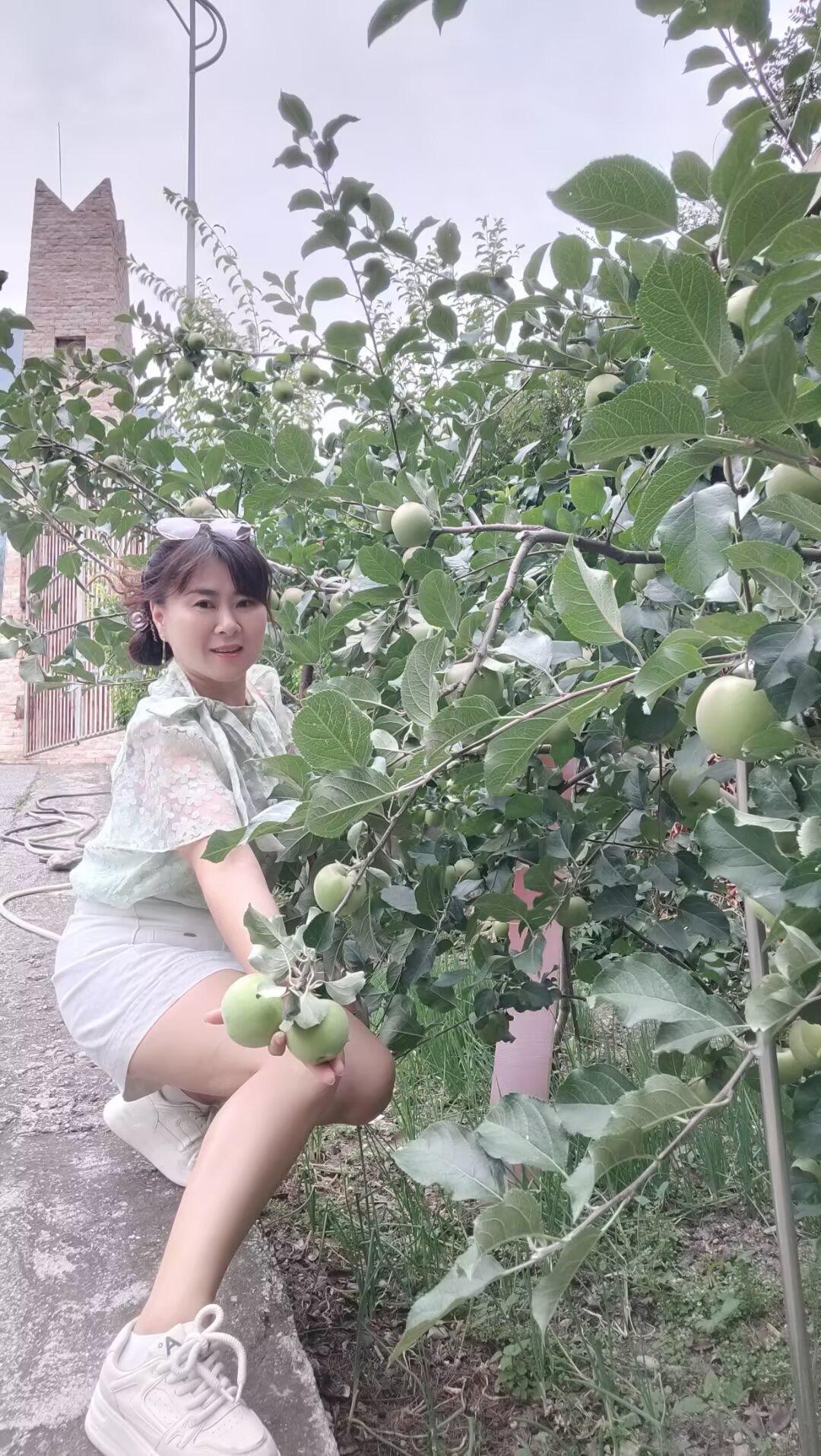无论你活成什么样子，都有人说三道四，这个世界我们只来一次，吃想吃的饭...