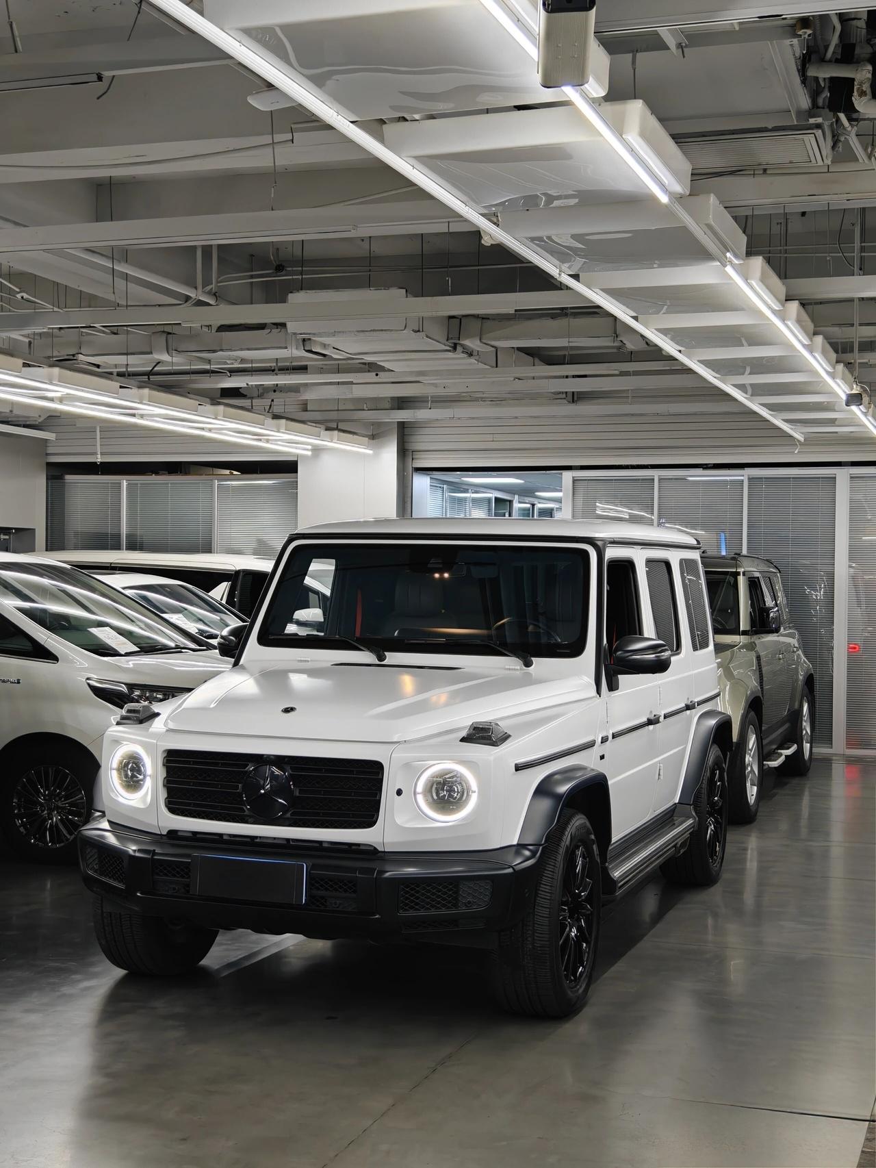 一眼沦陷，熊猫色大G永远不过时经典黑白撞色，硬朗方盒造型，气场与生俱来。奔驰G5