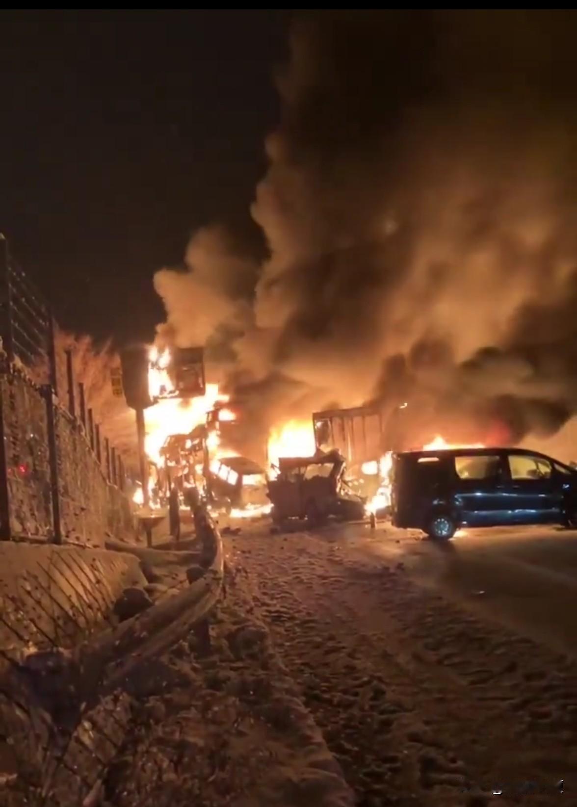 日本高速上发生涉及50余辆车（包括卡车和轿车）的多车连环相撞事故。

群马县水上