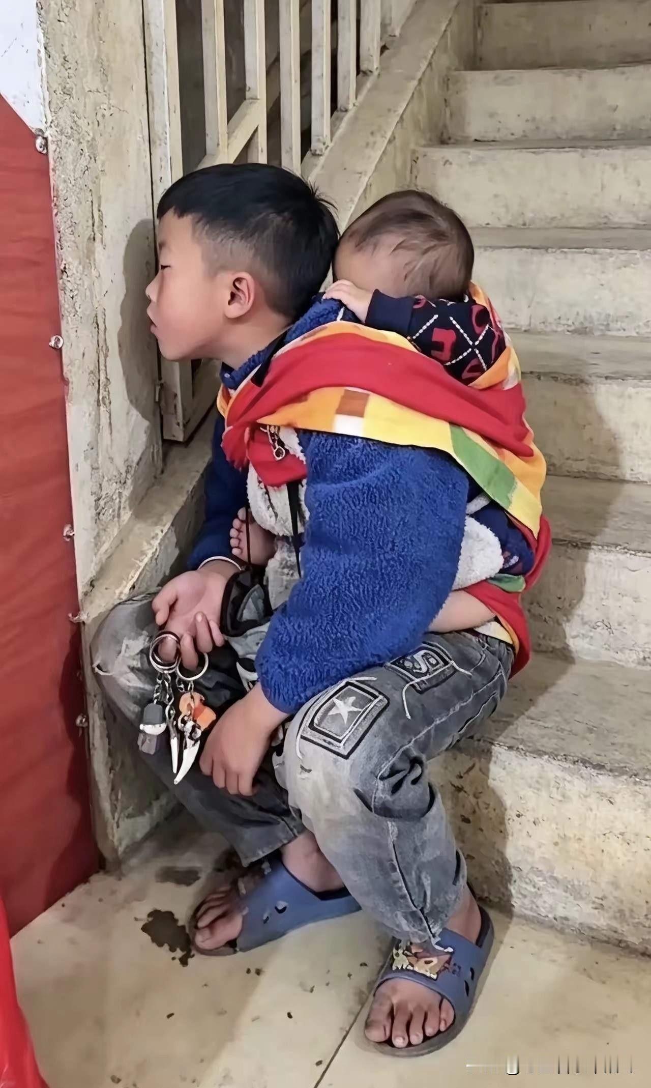 怎么会有如此狠心的母亲呢？爸爸和妈妈离婚了，母亲改嫁到附近的村子，由于爸爸也外出