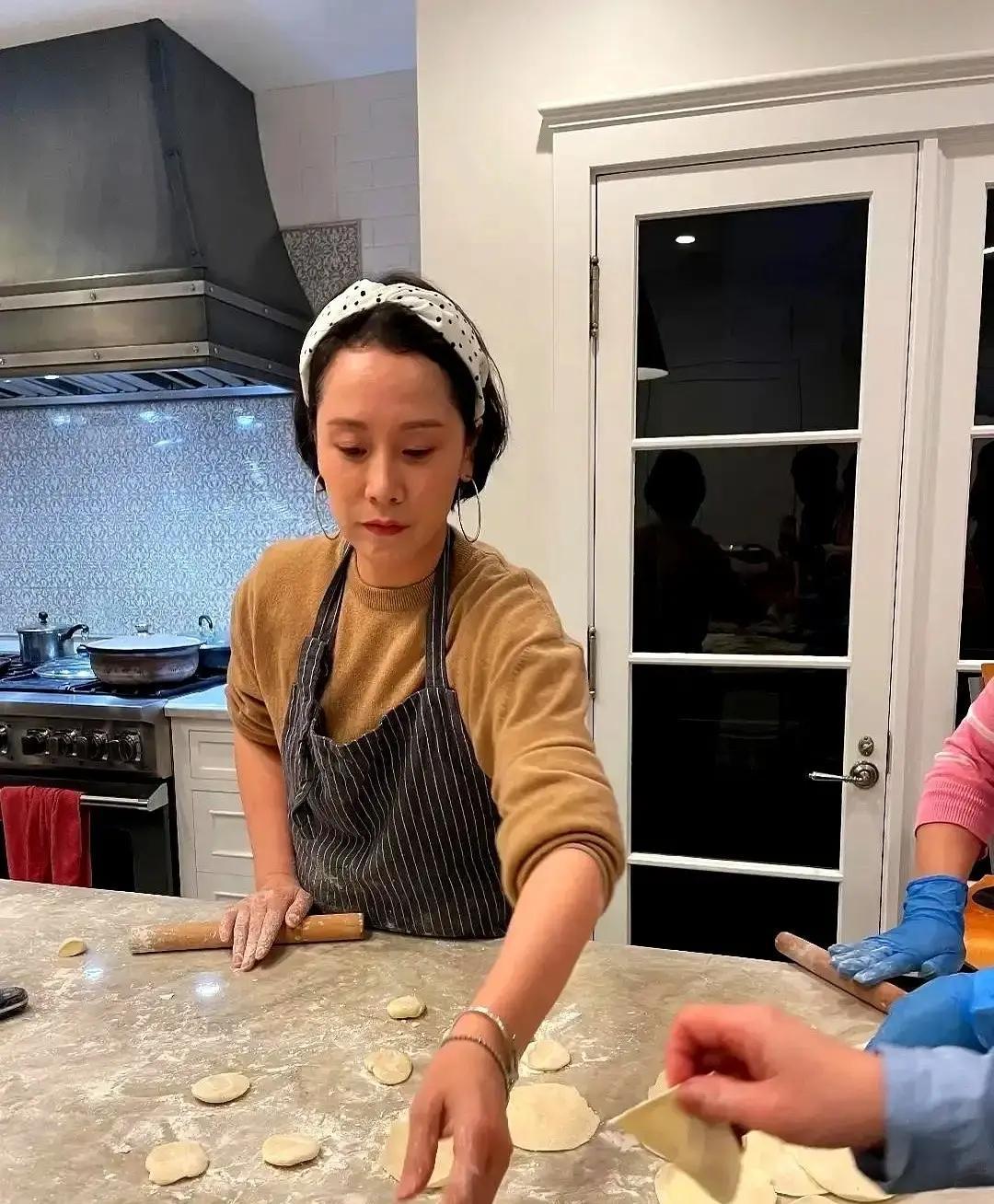 戴手套包饺子，翻车？
 
海清家阿姨怕湿疹，戴蓝色手套擀皮，被镜头逮个正着。网友