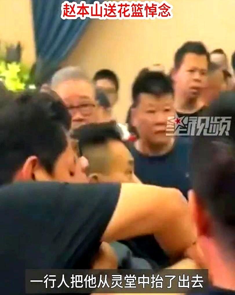 杨少华刚走第二天，最受宠的儿子杨议终于绷不住了，在给老爷子送路的时候，哭晕过去了