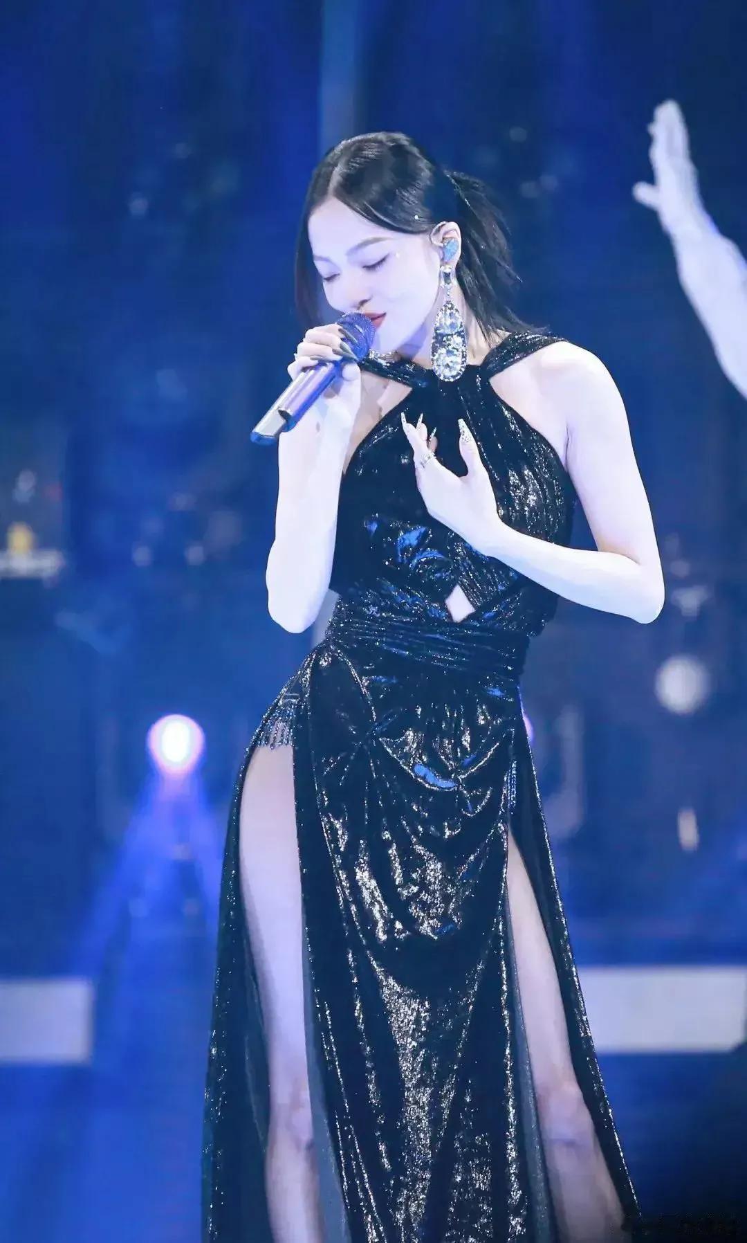张韶涵身穿露背高叉裙，美背大长腿一览无遗，走起路来摇曳生姿，步步生莲，一举一动间