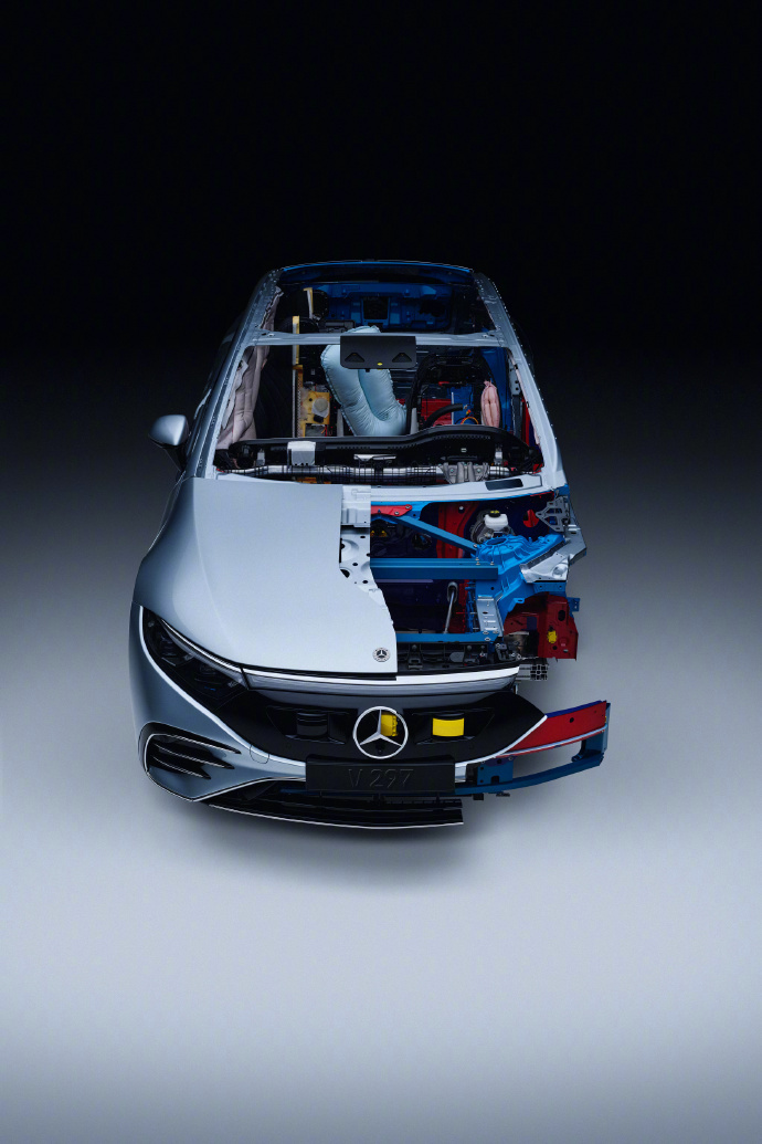 跨越140年的热爱140年前，卡尔·本茨于小工坊中，将发动机稳稳装上三轮车，拧紧