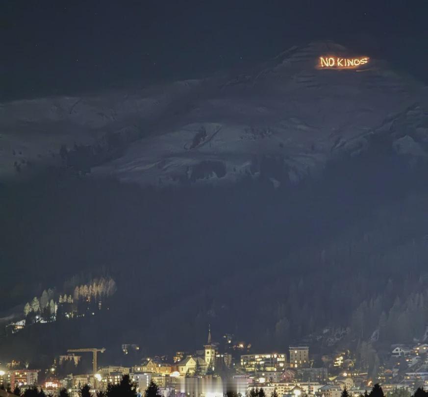 世界经济论坛的全球精英们在特朗普发表达沃斯演讲前，在山上竖起了巨型的“不要国王”