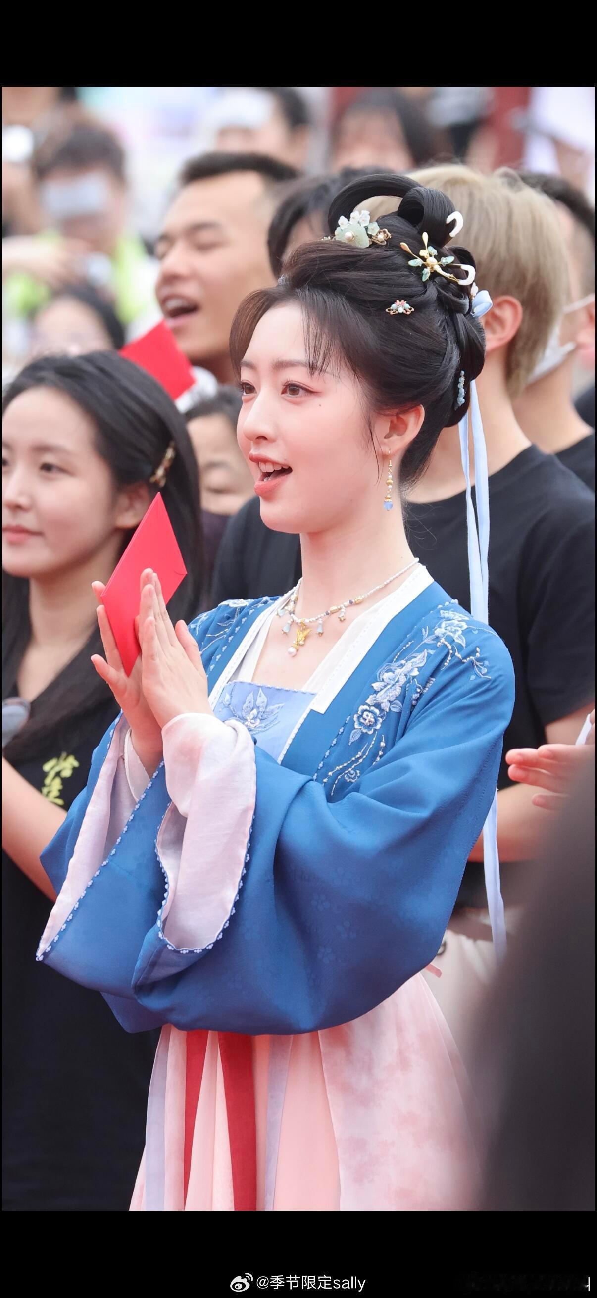 《恰逢春》开机邓恩熙董思成生图🈶！ 