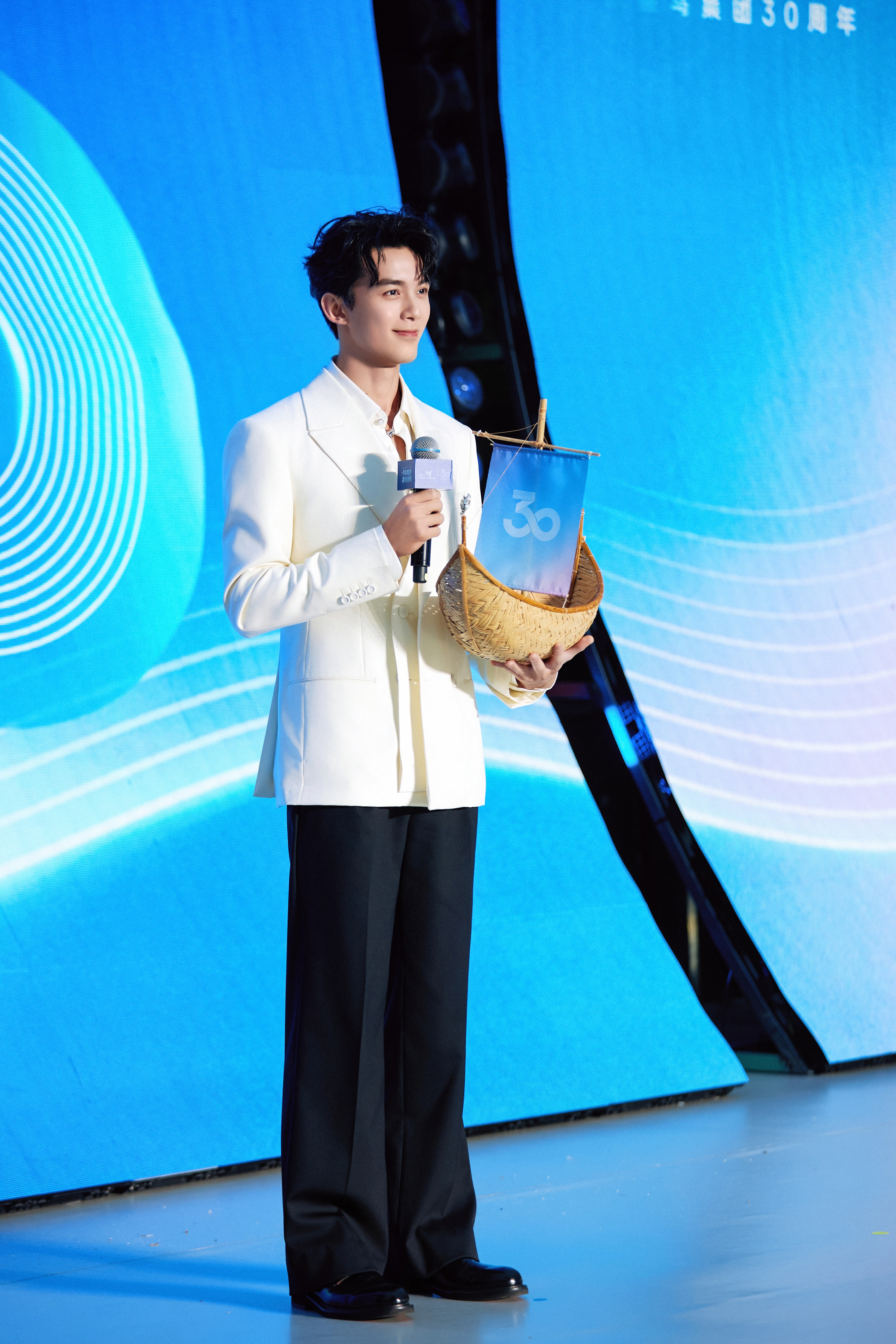 吴磊就这么被大嗓门粉丝调侃 谁说西服只能出现在红毯？当吴磊乘船驶向江心屿，就这样