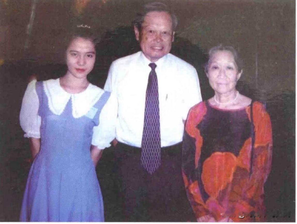 1995年，汕头大学举办国际物理大会，杨振宁携妻子杜致礼应邀回母校访问。翁帆作为