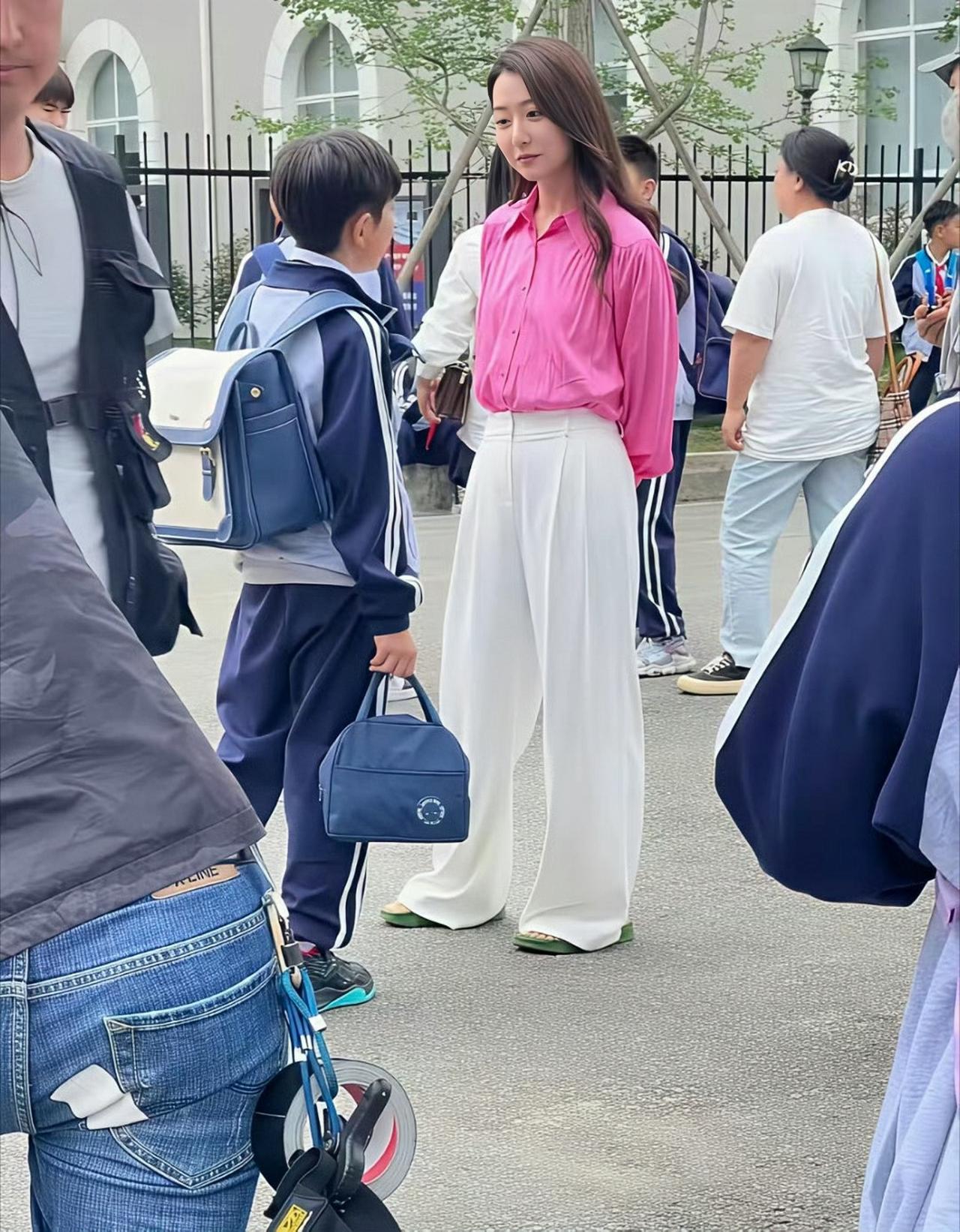 白冰昔日美照，她红白搭配Look，宽松的显松弛感，气质也好nice啊。

白冰给