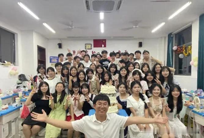 仅比学生大8岁，他用3年把垫底班带成年级第一！高考前，一起为唐老师和267班送祝