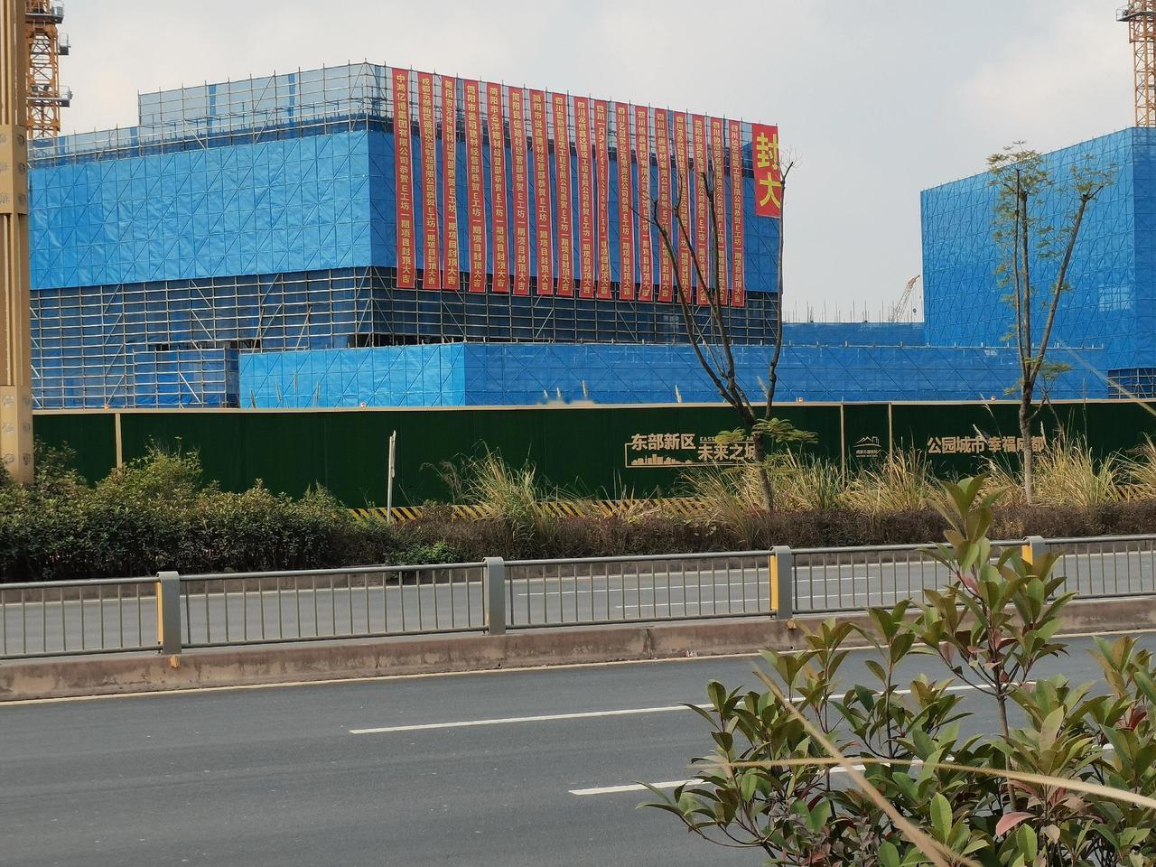 简州新城：E工坊一期项目主体封顶了！E工坊项目位于成简快路与金简仁快速路交叉口，