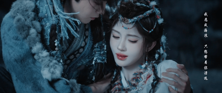 露芜衣寄灵终于亲上了 漫长的暧昧拉扯终有结果，含泪的深情一吻道尽满心欢喜，这份纯