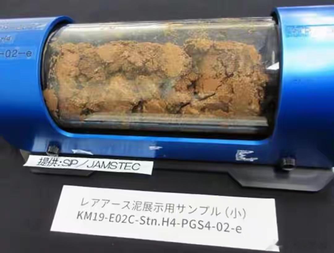 日本：深海挖出超多稀土，摆脱中国！专家：真多！够工厂用半小时前几天，日本上演了一