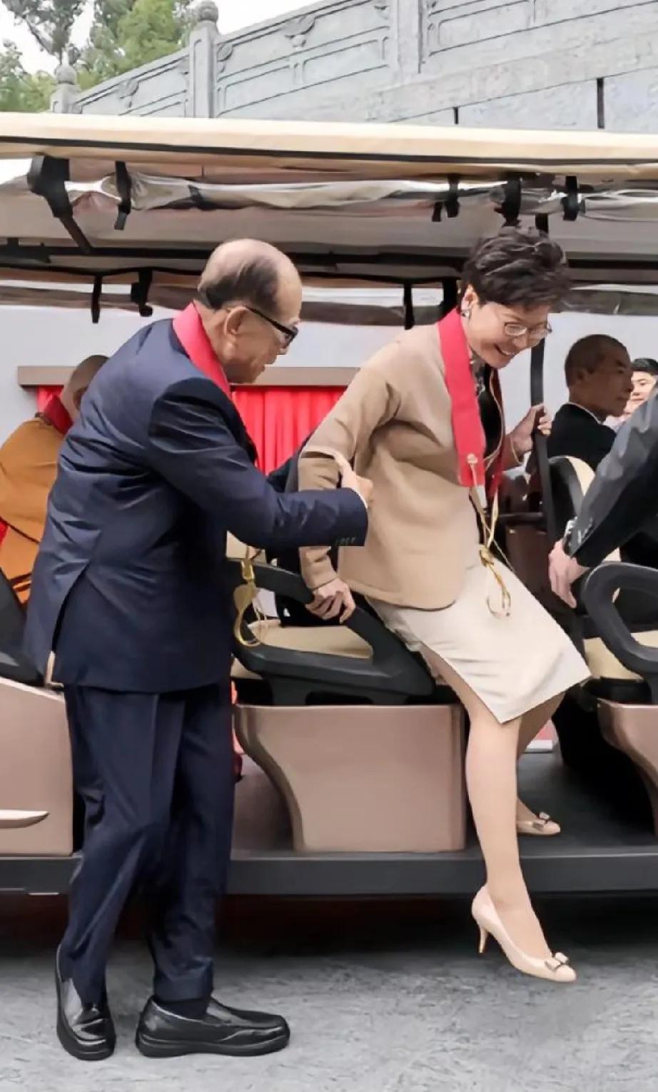 被李嘉诚去扶的这位女人是谁啊，这么大的面子？有人说，这是教养，与贫富无关！也有人