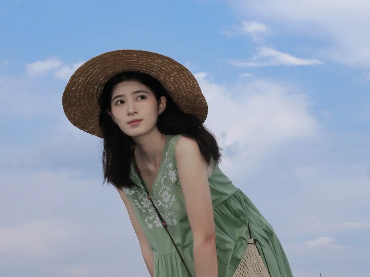 哭包小姐 展信佳 我依然坚信人生而独行 不过旅途之中或偶有同路人吧.